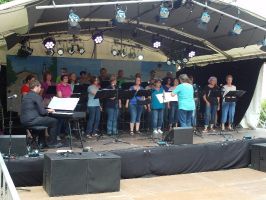 Die Sängerinnen und Sänger der STIMMGABEL präsentieren Titel aus ihrem breiten Repertoire