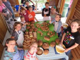 Die Kinder freuen sich riesig über ihre selbst gefertigten Backwaren ...