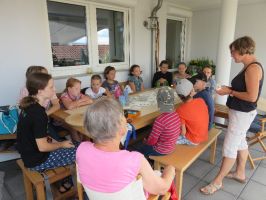 Zunächst erhalten die Kinder eine kurze Einweisung - aufmerksam horchen sie zu!