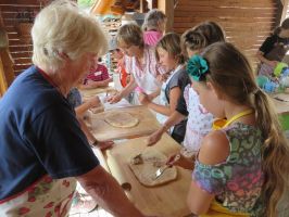 Für die Schneckennudeln wird eine Nussmasse auf den Hefeteig gestrichen und dann aufgerollt ...