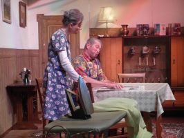 Eugen zeigt seiner Frau Rosa seine Zeitungsanzeige