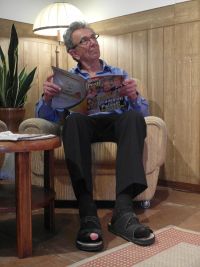 Opa widmet sich ganz entspannt seinem Liebesroman