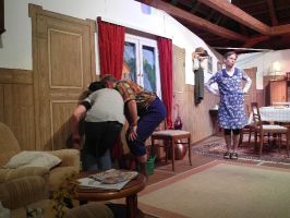 Jenny und Eugen schauen in Opas Zimmer durchs Schlüsselloch!