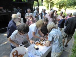 Kurze Pause mit Brezelfrühstück auf einem Rastplatz bei Biberach