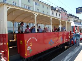 Bei den hochsommerlichen Temperaturen ist man froh, dass die Waggons offen sind...