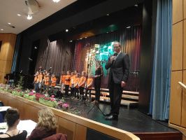 Vorstand Dieter Waller begrüßt die Gäste in der Festhalle