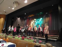 Zum ersten Mal auf der Bühne - der PROJEKTCHOR kommt beim Publikum prima an