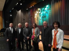 Die beiden Vorsitzenden des Vereins mit den Jubilaren - leider konnten aus gesundheitlichen Gründen nicht alle Jubilare an der Veranstaltung teilnehmen. Hier im Bild: Vorstand Dieter Waller, Honorarkonsul Willi Drechsler, Fritz Drechsler, Renate Mezger, Alfons Löw und stv. Vorsitzende Bettina Hornek