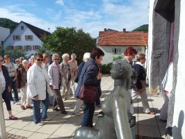 Die Damen betreten in gespannter Erwartung das Gebäude