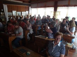 Die Schülerinnen sitzen erwartungsvoll in ihren Bänken