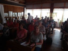 Hände ordentlich auf den Tisch! Anschließend kontrolliert das Fräulein Lehrerin die Fingernägel - Nagellack geht natürlich überhaupt nicht!