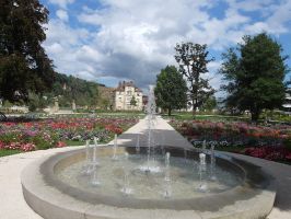 Vor dem Schloss ein schöner Park mit vielen bunten Blumen