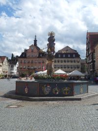 Blick auf den Marktplatz mit Rathaus