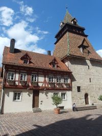 Separat neben dem Heilig-Kreuz-Münster steht der Glockenturm