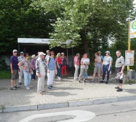 Die Wandergruppe startet an der Haltestelle Nussweg in Nellingen