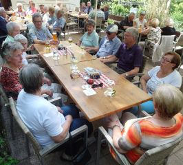 An den Tischen werden angeregte Gespräche geführt ...