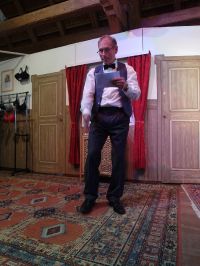 Vorstand Dieter Waller begrüßt die Gäste in der Kelter