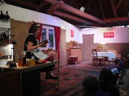 Dienstmädchen Franzi ist ganz vertieft in ihren Liebesroman - und das während der Arbeitszeit ...!