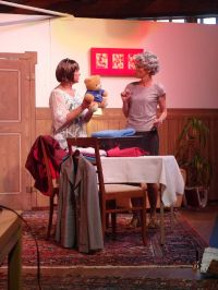 Heike hilft ihrer völlig überforderten Mutter beim Koffer packen