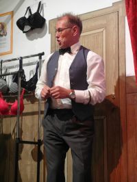 Immer geschäftig und seinem Chef in allen Lebenslagen zu Diensten: Oberbuchhalter Kasimir Kührmeier