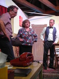 Clementine Nagel bietet den beiden Herren ihre Hilfe an und will sich als Sekretärin bewerben...!