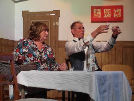 Oberbuchhalter Kührmeier hat nicht gerade die beste Meinung von der neugierigen Nachbarin - ein Schnäpsle gibt es trotzdem!