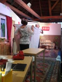 Siggi spielt in einer Laientheatergruppe mit und probiert seine Kleider an, die er in seiner Rolle als Frau tragen muss ...