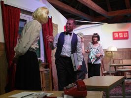 Noch bevor sich Siggi wieder umziehen kann, erscheint Kasimir Kührmeier! Er ist sofort Feuer und Flamme und denkt, dass Siggi die angeforderte Sekretärinnenvertretung von der Zeitarbeitsfirma ist ...