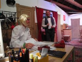 Verzückt macht Kasimir dem Fräulein Sieglinde den Hof ...