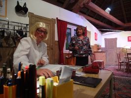 Clementine Nagel beäugt neugierig die NEUE ...