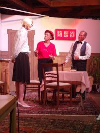 Michaela Reiter, die angeforderte Sekretärinnenvertretung von der Zeitarbeitsfirma, ist verwundert, dass bereits jemand anderes die Funktion übernommen hat. Was sie nicht weiß: die Herren halten sie für die angekündigte Urlaubsbekanntschaft aus Mallorca ...