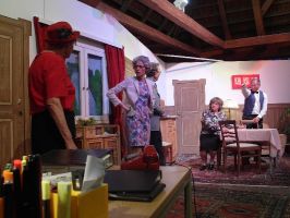 Michaela Reiter klärt alles auf und schwört der verwirrten Wilma, dass sie deren Mann zuvor noch nie gesehen hat ...