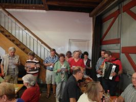 Die Volksliedergruppe des Liederkranzes beschließt den Abend mit einigen bekannten Volksliedern und Schlagern und lädt die Gäste zum Mitsingen ein ...