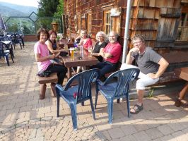 Am späten Nachmittag hat die erste Gruppe in der SCHWABENHÜTTE Quartier bezogen und genießt die Sonne und den herrlichen Ausblick auf der Terrasse