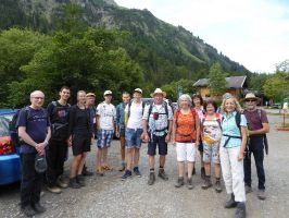 Am Samstagmorgen startet die Wandergruppe von Mittelberg aus in Richtung Widderstein