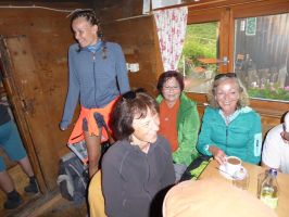 Als es anfängt zu regnen, sucht die Gruppe Schutz in der Oberen Gemstelalpe - draußen schüttet es wie aus Eimern!