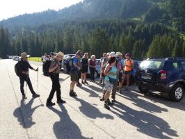 Am Parkplatz bei der Ifenbahn sammelt sich die Wandergruppe