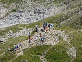 Auch die zweite Gruppe ist am Gipfel des HAHNENKÖPFLE angekommen und macht Pause