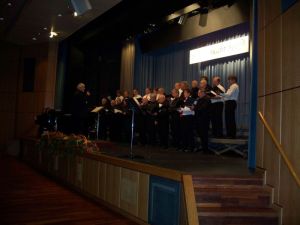 Auftritt des Männerchors mit Sängern von OBLIGATO und STIMMGABEL