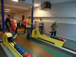 In einem Probedurchlauf dürfen sich alle erst mal mit der Bahn und den Kugeln vertraut machen