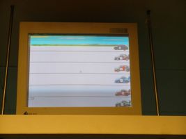 Auf den Monitoren wird das AUTORENNEN eingeblendet. Nach jedem erfolgreichen Wurf eines Mitspielers bewegt sich dessen Fahrzeug ein Stück weiter ... 