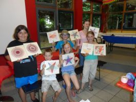 Stolz präsentieren die Kinder ihre Arbeiten am Ende des Bastelnachmittags