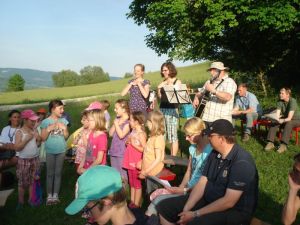 Die Chorkinder geben einige ihrer Lieder zum Besten ...