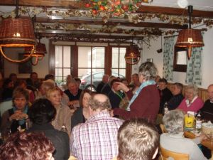 In geselliger Runde sitzen Jung und Alt zusammen