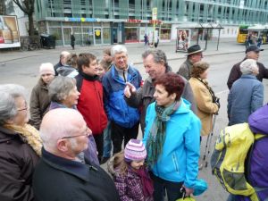 Die Wandergruppe wartet in Esslingen auf den Bus zum Jägerhaus