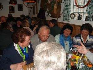 An den Tischen werden angeregte Gespräche geführt