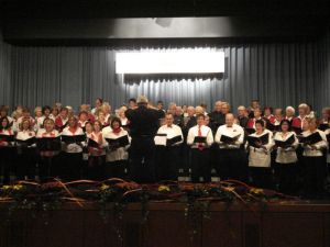 Zur Eröffnung des Konzerts stehen alle Chöre des Liederkranzes auf der Bühne 