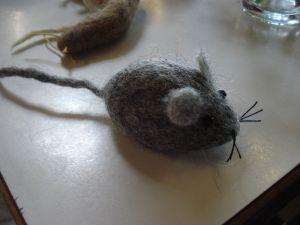 Hier eine der frechen Filzmäuse