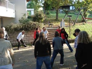 Aufwärmübungen im Freien