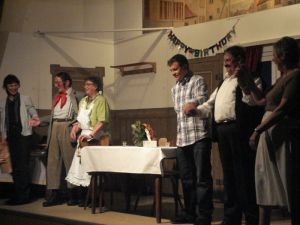 Die Theatergruppe freut sich nach der Aufführung über den Applaus